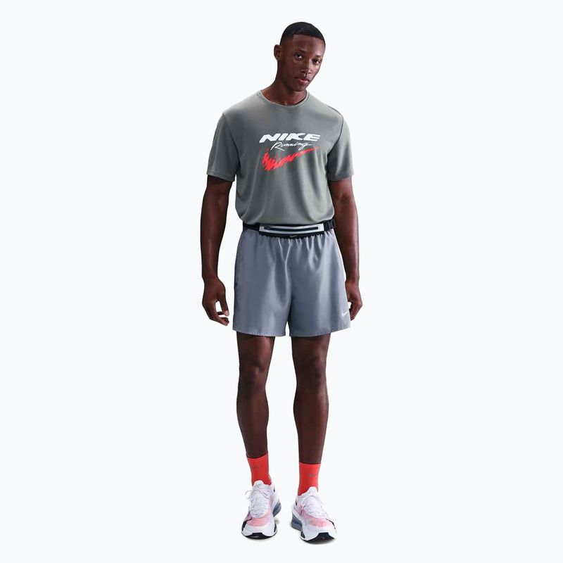Maglietta da corsa Nike Miler Dri-Fit UV grigio fumo da uomo 2