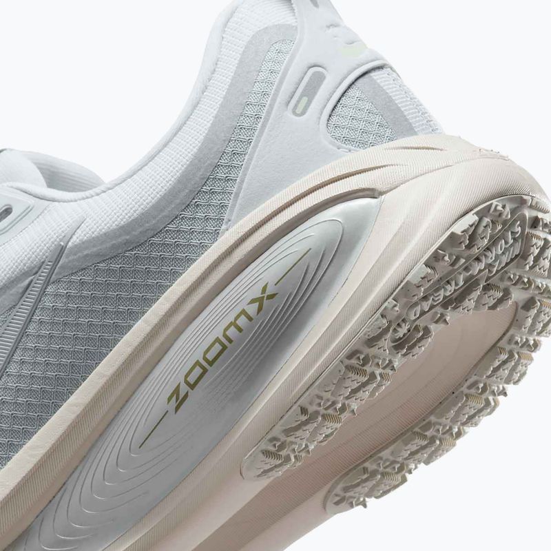 Buty do biegania męskie Nike Vomero 18 GORE-TEX pure platinum/metallic silver 10