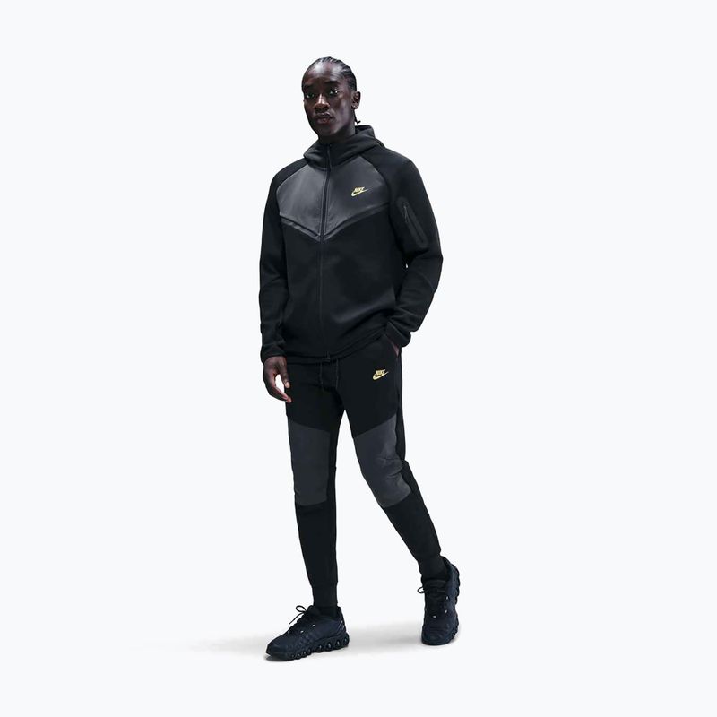 Pantaloni da uomo Nike Tech Joggers black/dark smoke grey/metallic gold 2