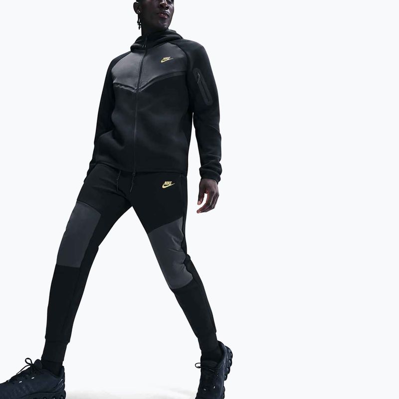 Pantaloni da uomo Nike Tech Joggers black/dark smoke grey/metallic gold 4
