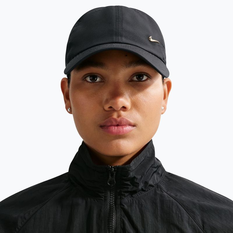 Cappellino con visiera Nike Dri-Fit Club Unstructured Metal Swoosh black/metallic gold 5