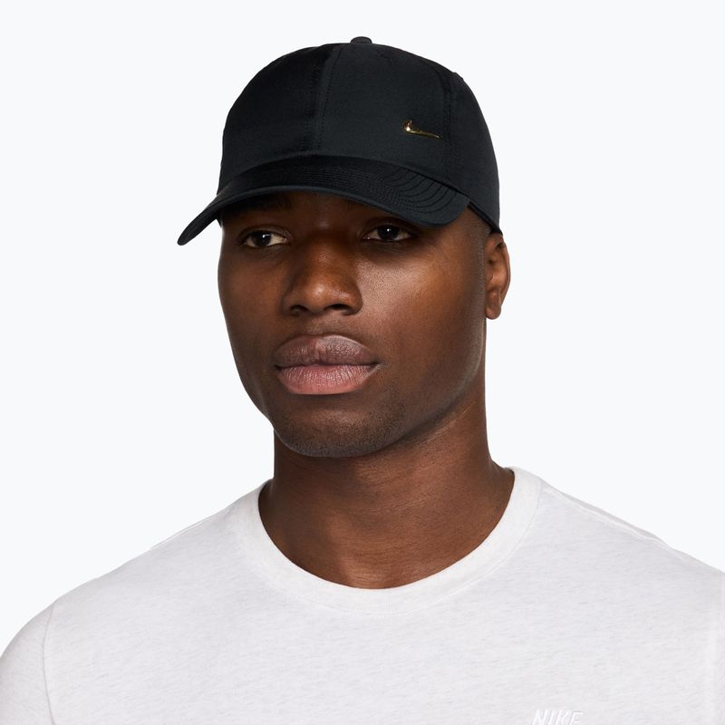 Cappellino con visiera Nike Dri-Fit Club Unstructured Metal Swoosh black/metallic gold 7