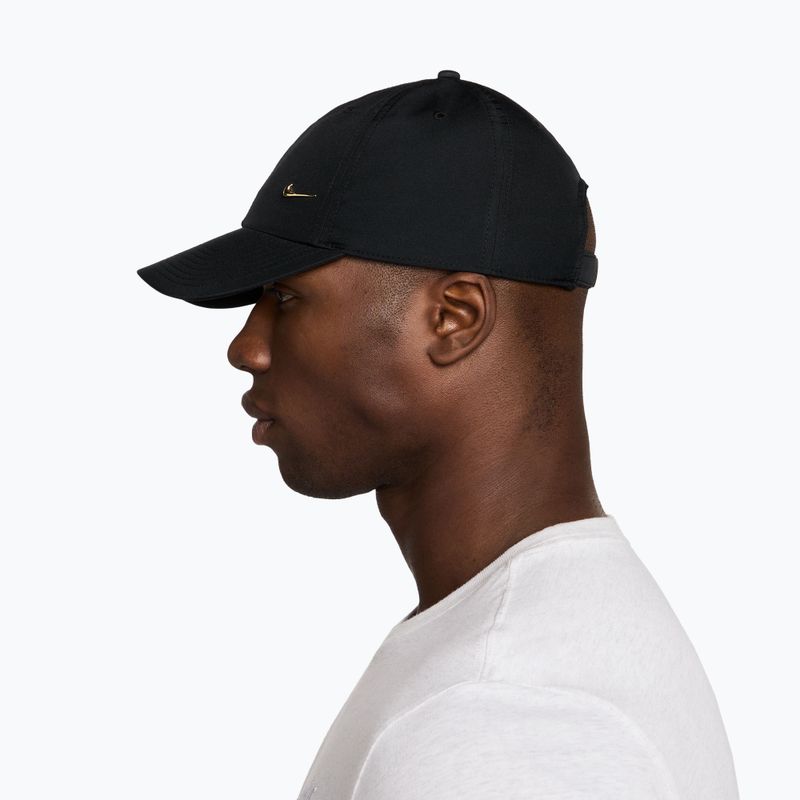 Cappellino con visiera Nike Dri-Fit Club Unstructured Metal Swoosh black/metallic gold 9