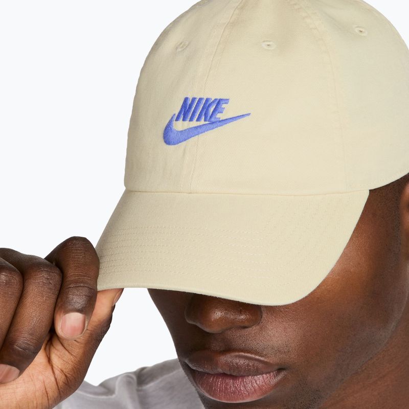 Cappellino con visiera Nike Club Unstructured Futura Wash light khaki/sapphire 4