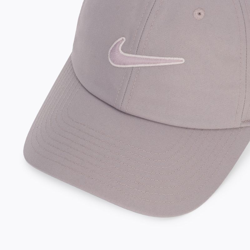 Cappellino con visiera Nike Club Unstructured Swoosh Light Violet Ore/Particle Rose 3