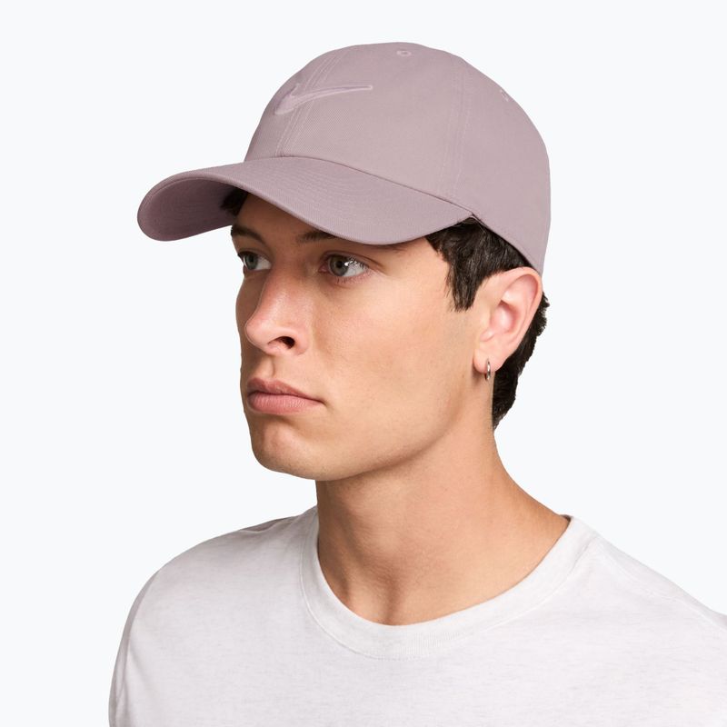 Cappellino con visiera Nike Club Unstructured Swoosh Light Violet Ore/Particle Rose 7