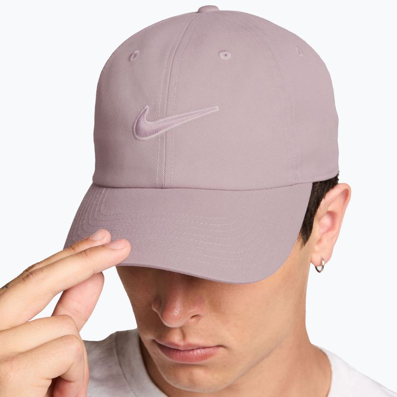 Cappellino con visiera Nike Club Unstructured Swoosh Light Violet Ore/Particle Rose 8