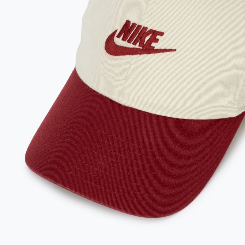 Cappellino con visiera Nike Club Unstructured Futura Wash light khaki/team crimson/team crimson 3
