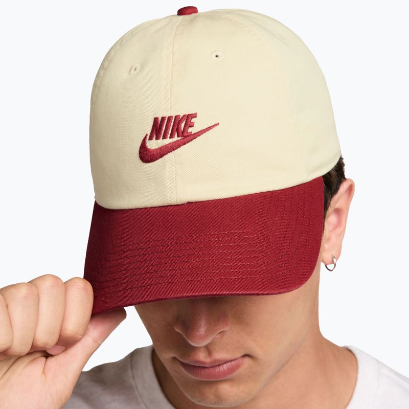 Cappellino con visiera Nike Club Unstructured Futura Wash light khaki/team crimson/team crimson 4