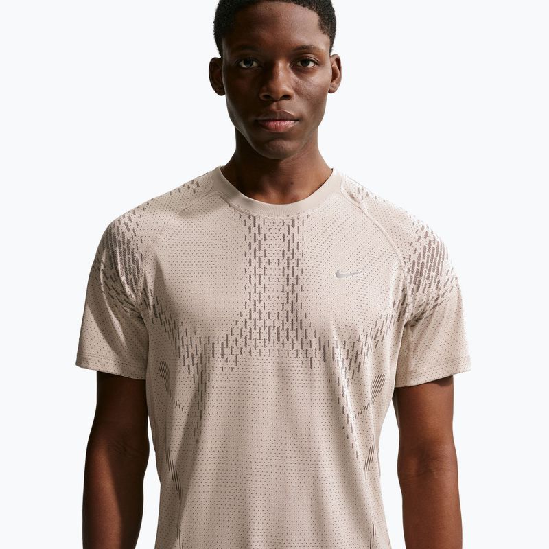 Maglia da running uomo Nike Stride Dri-Fit ADV cream li/mink brown 2