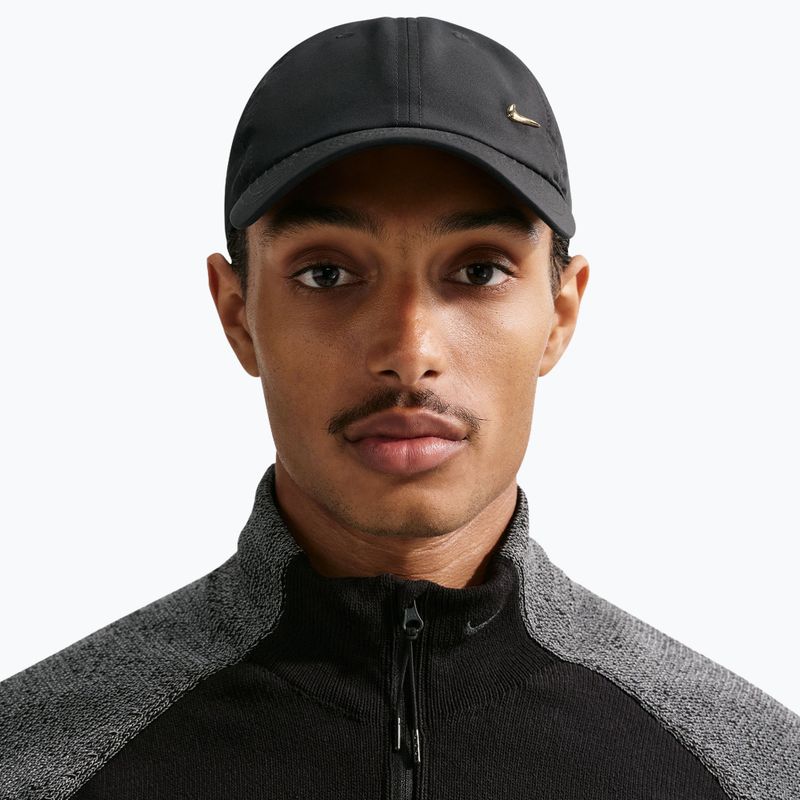 Cappellino con visiera Nike Dri-Fit Club Unstructured Metal Swoosh 2026 black/metallic gold 4