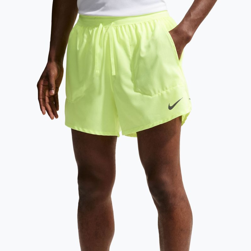 Pantaloni corti da uomo Nike Stride Dri-Fit foderati 5" volt ice 4