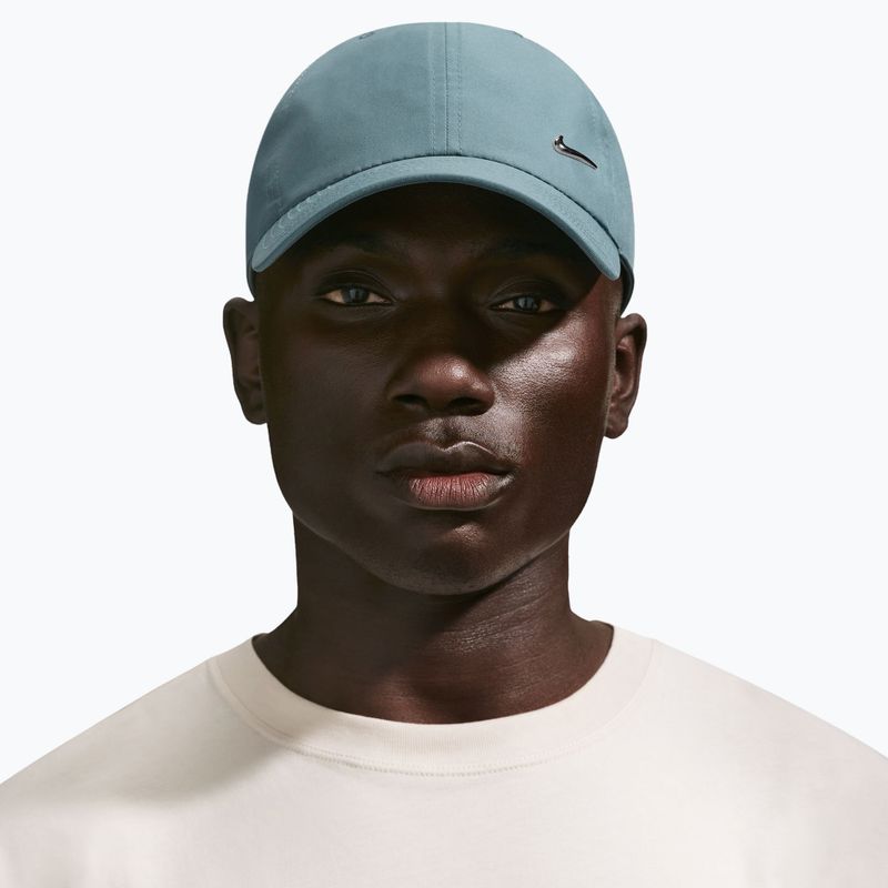 Cappellino con visiera Nike Dri-Fit Club Unstructured Metal Swoosh Mineral slate/metallic silver 4