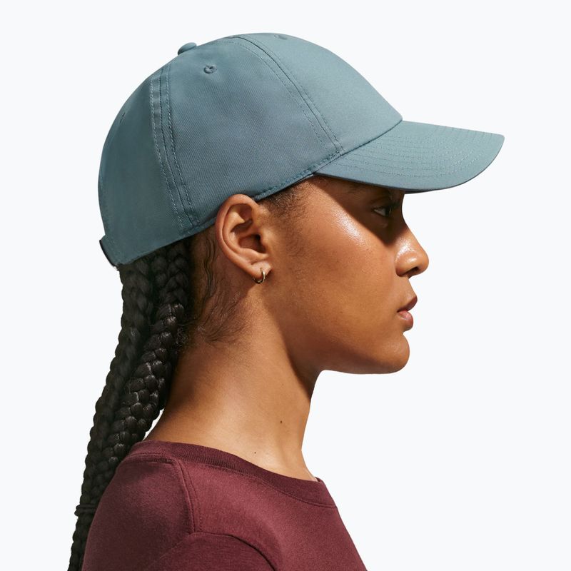 Cappellino con visiera Nike Dri-Fit Club Unstructured Metal Swoosh Mineral slate/metallic silver 5