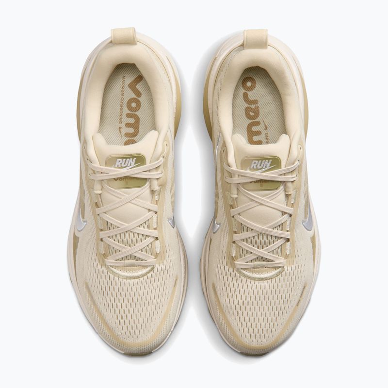 Scarpe da corsa uomo Nike Vomero 18 light khaki/desert khaki/metallic silver 3
