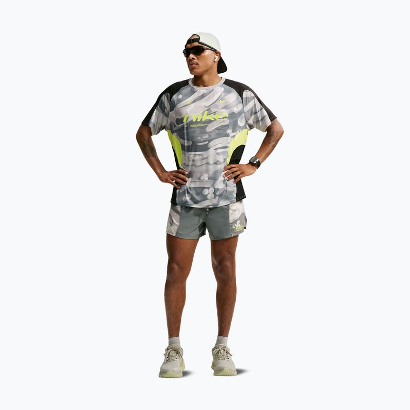 Maglia da corsa da uomo Nike Dri-FIT Printed SS smoke grey/black/light lemon twist 2