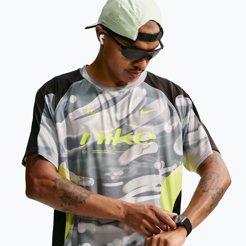 Maglia da corsa da uomo Nike Dri-FIT Printed SS smoke grey/black/light lemon twist 4