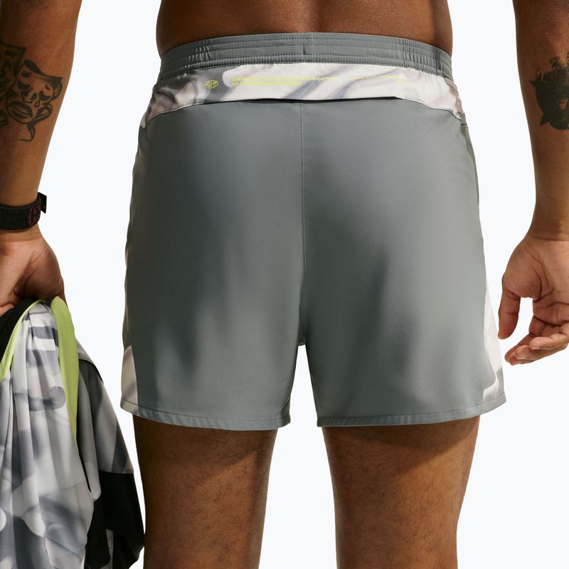 Pantaloncini da corsa da uomo Nike Dri-Fit 4" smoke grey/black/light lemon twist 5