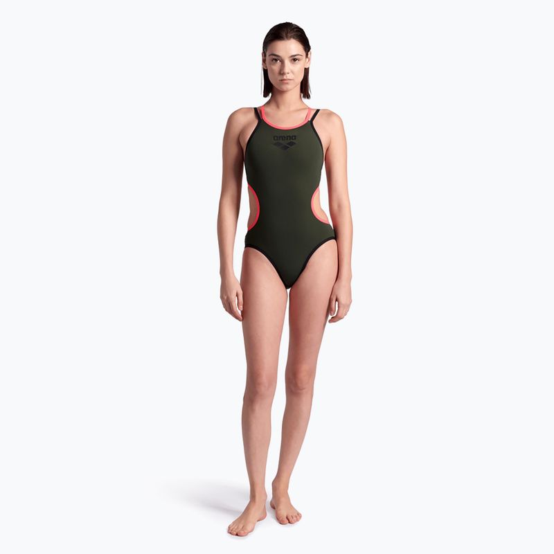 Costume da bagno intero donna arena One Double Cross Back One Piece dark sage/nero/rosso fluo 5