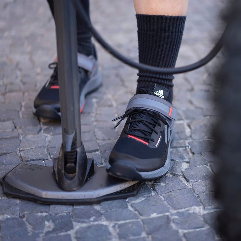 Scarpe da ciclismo MTB da donna adidas FIVE TEN Trailcross Clip In core black/grey three/red 15