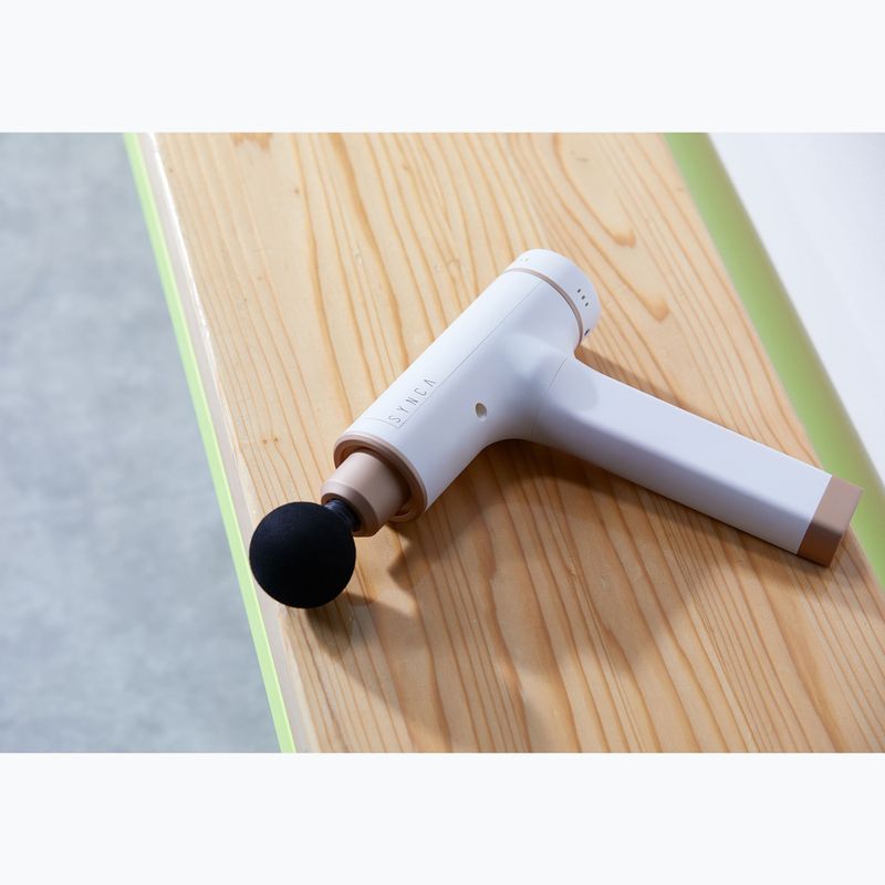 SYNCA Kitta Gun massaggiatore beige satinato 4