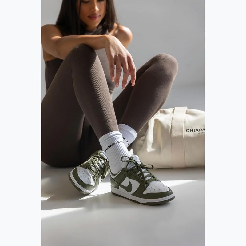 Chiara Indossa calzini bianchi 6