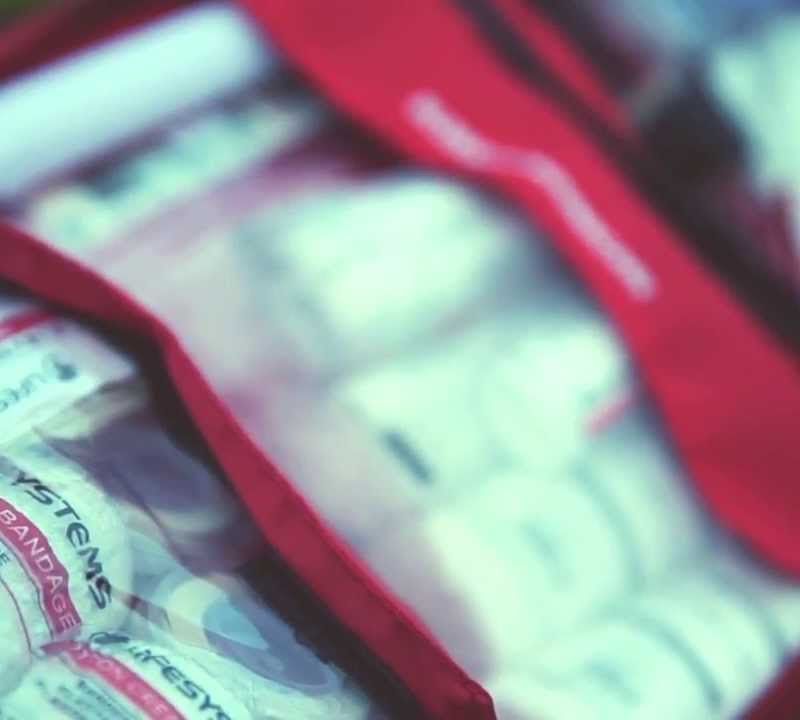 Kit di pronto soccorso da campeggio Lifesystems rosso 5