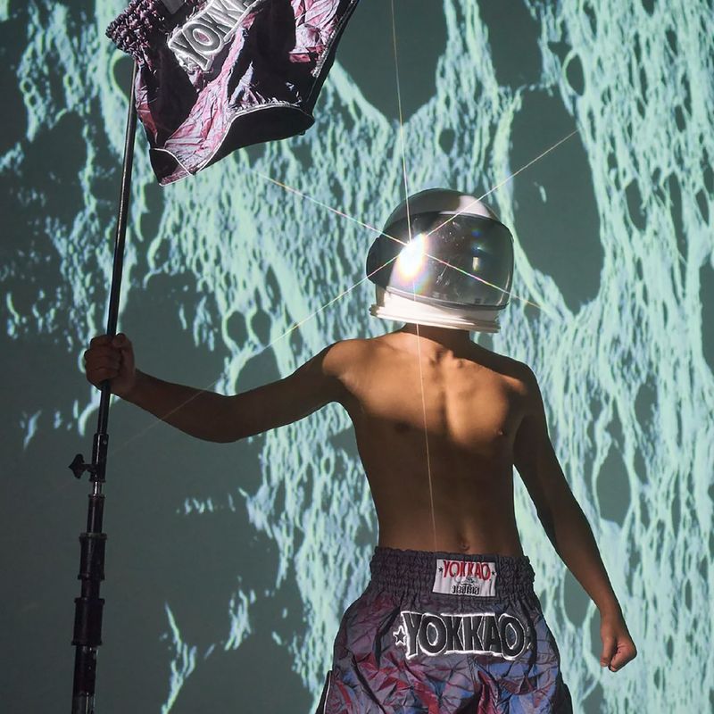 Pantaloncini da allenamento da uomo YOKKAO Lunar Muay Thai iridescent blue grey 15