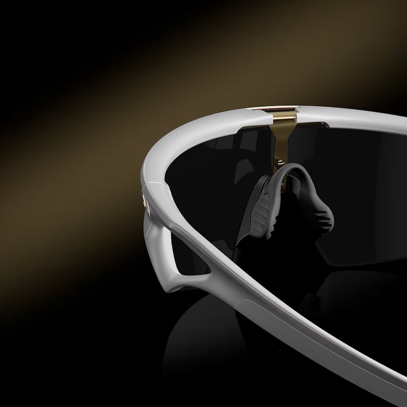 Occhiali da sole Oakley Sphaera PC bianco opaco/nero Prizm 6
