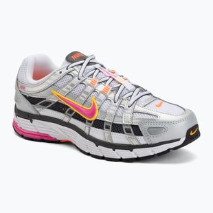 Scarpe da donna Nike P-6000 white/metallic platinum/laser fuchsia