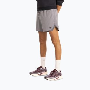 Pantaloncini da corsa da uomo New Balance Run Essentials 5" Short off-line grey/smoked violet